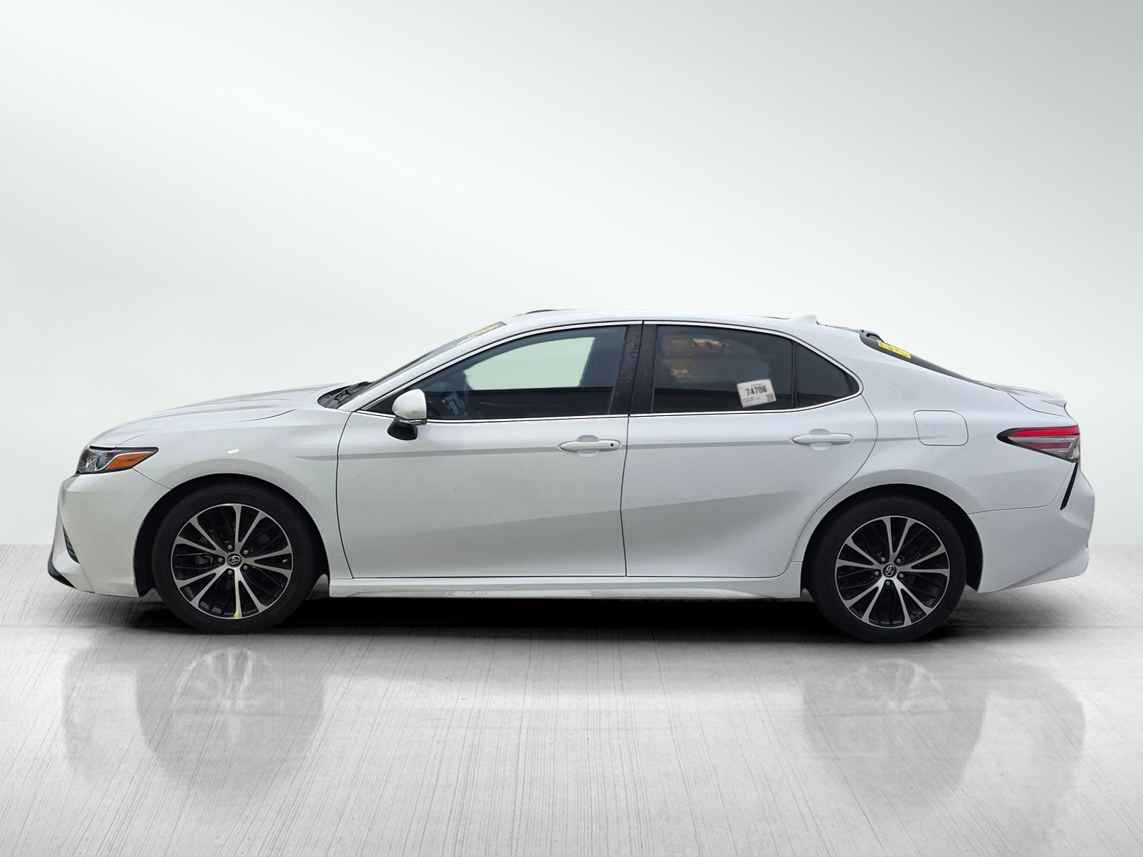 2019 Toyota Camry SE photo 4