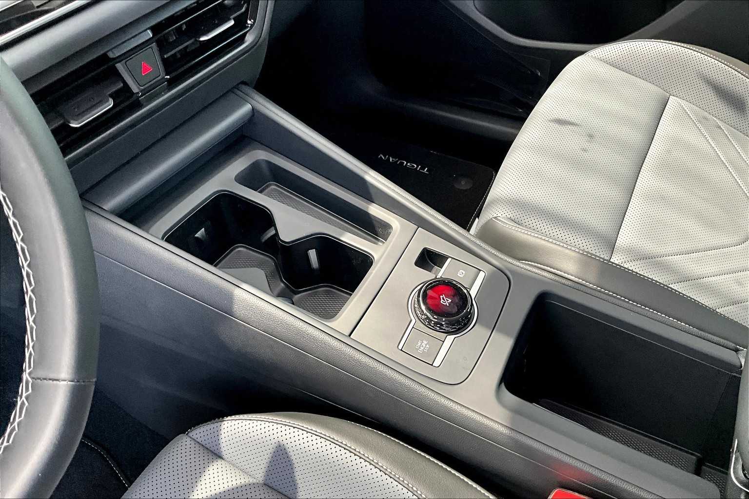 2025 Volkswagen Tiguan SE photo 2