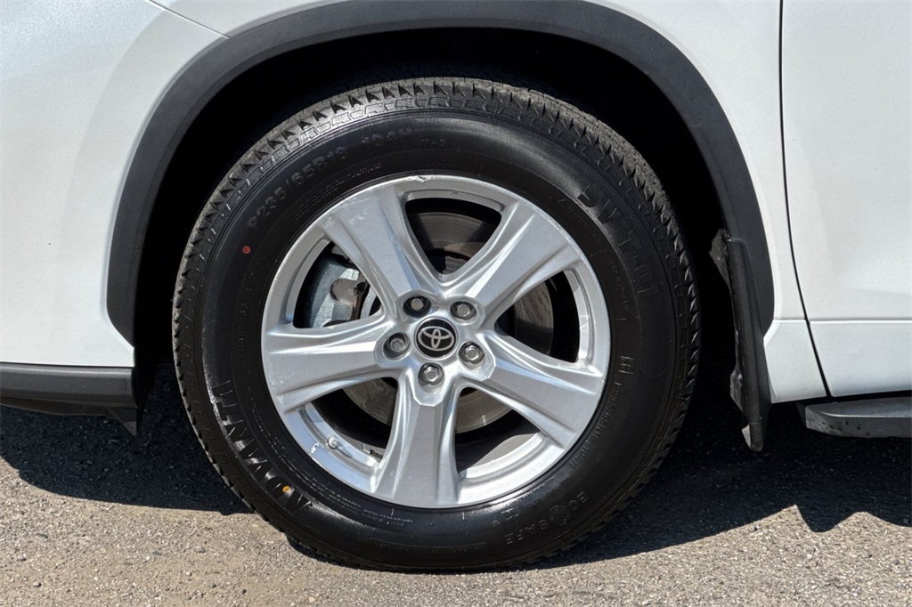 2024 Toyota Highlander LE photo 25