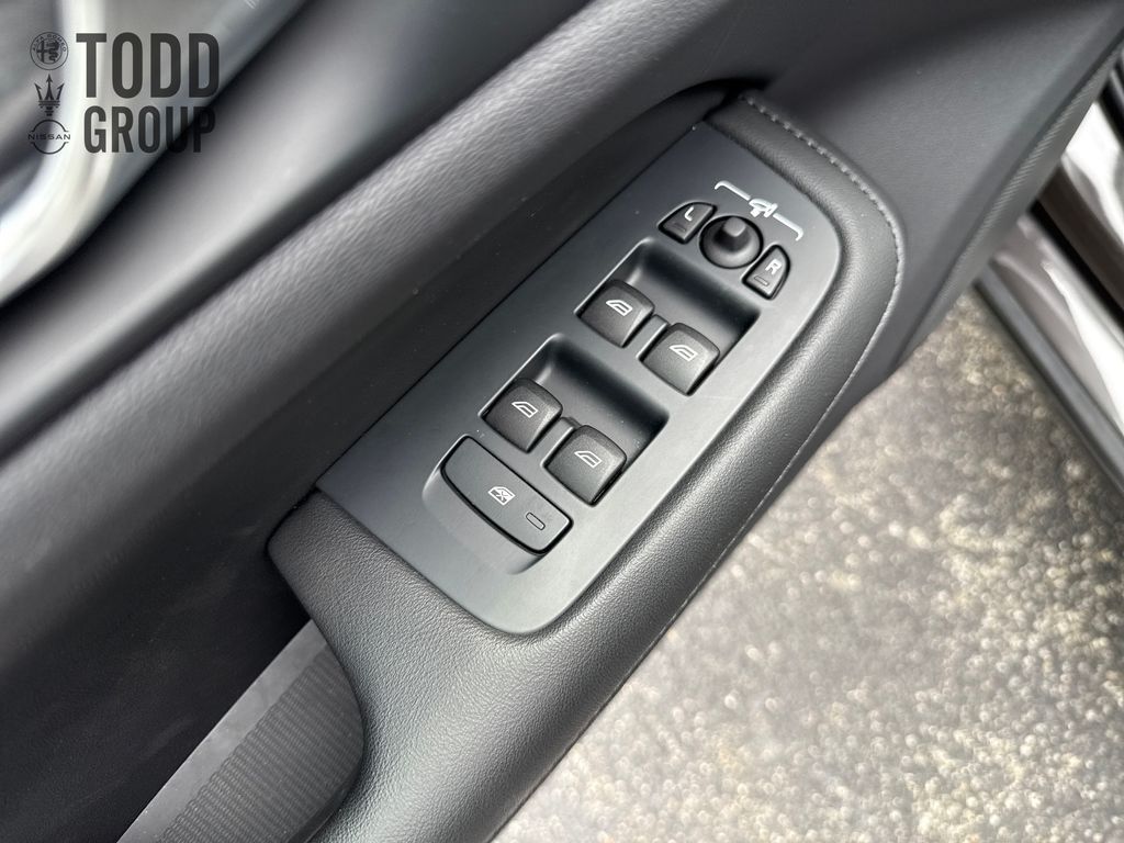 2025 Volvo S60 B5 AWD Core photo 11