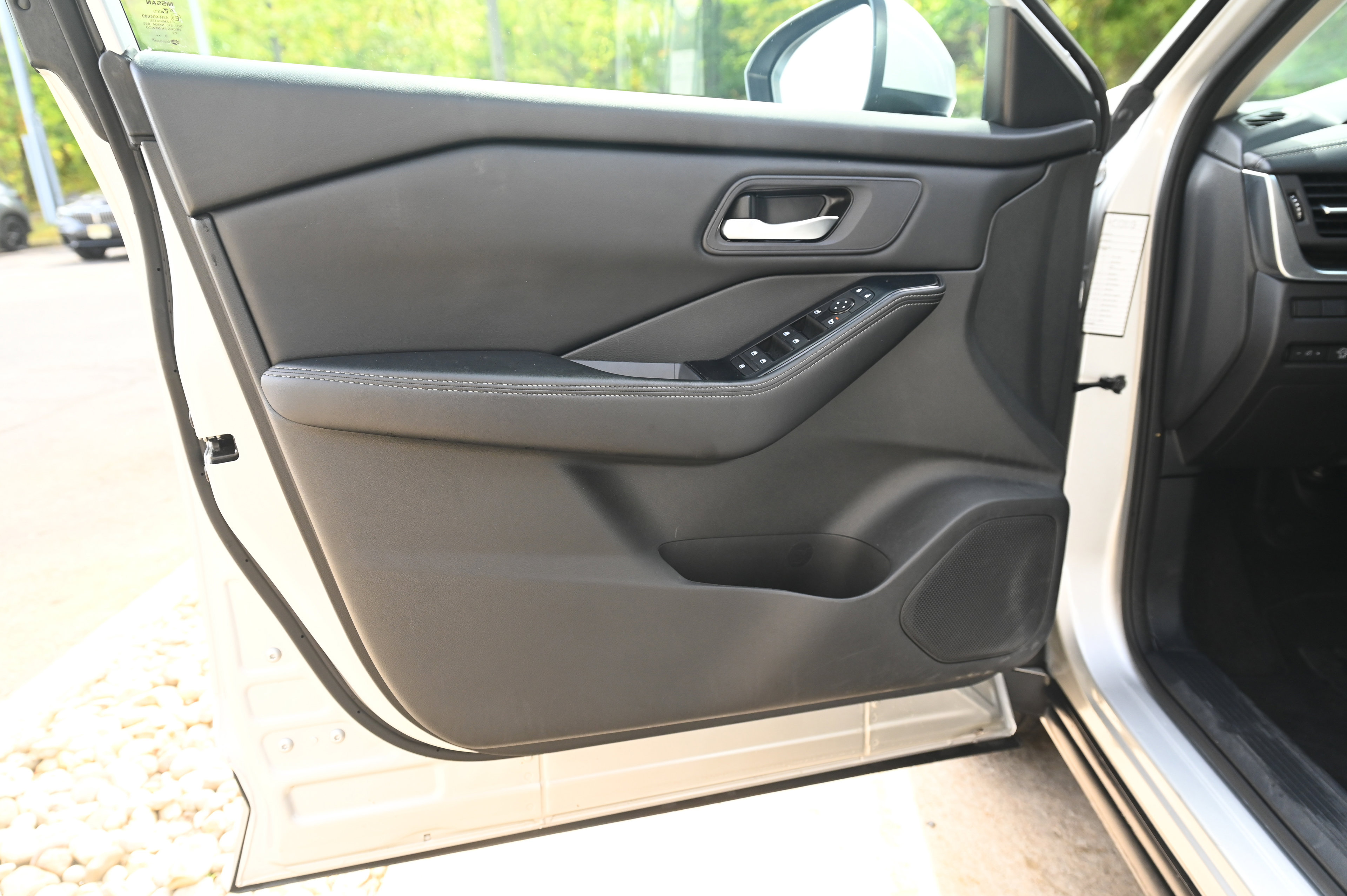 2024 Nissan Rogue SV photo 3