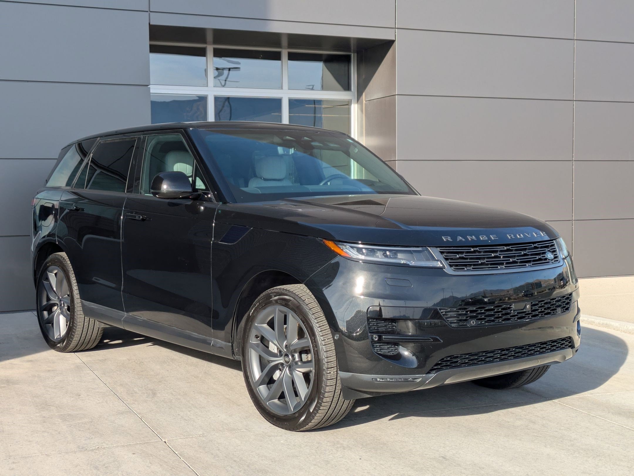 2024 Land Rover Range Rover Sport SE photo 3