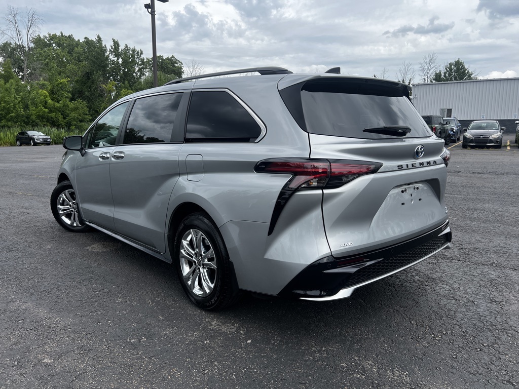 2022 Toyota Sienna XSE photo 3