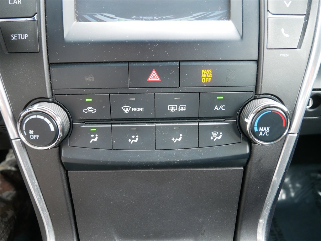 2016 Toyota Camry SE photo 26