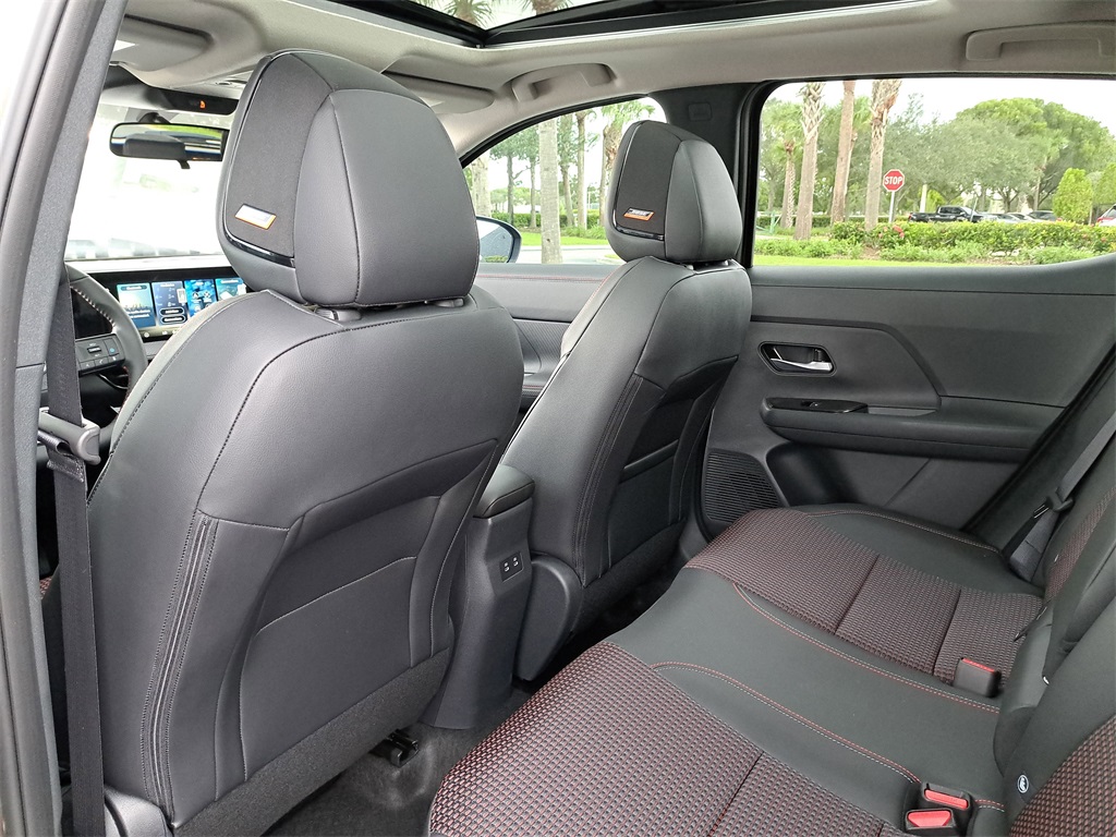 2026 Nissan Kicks SR photo 9