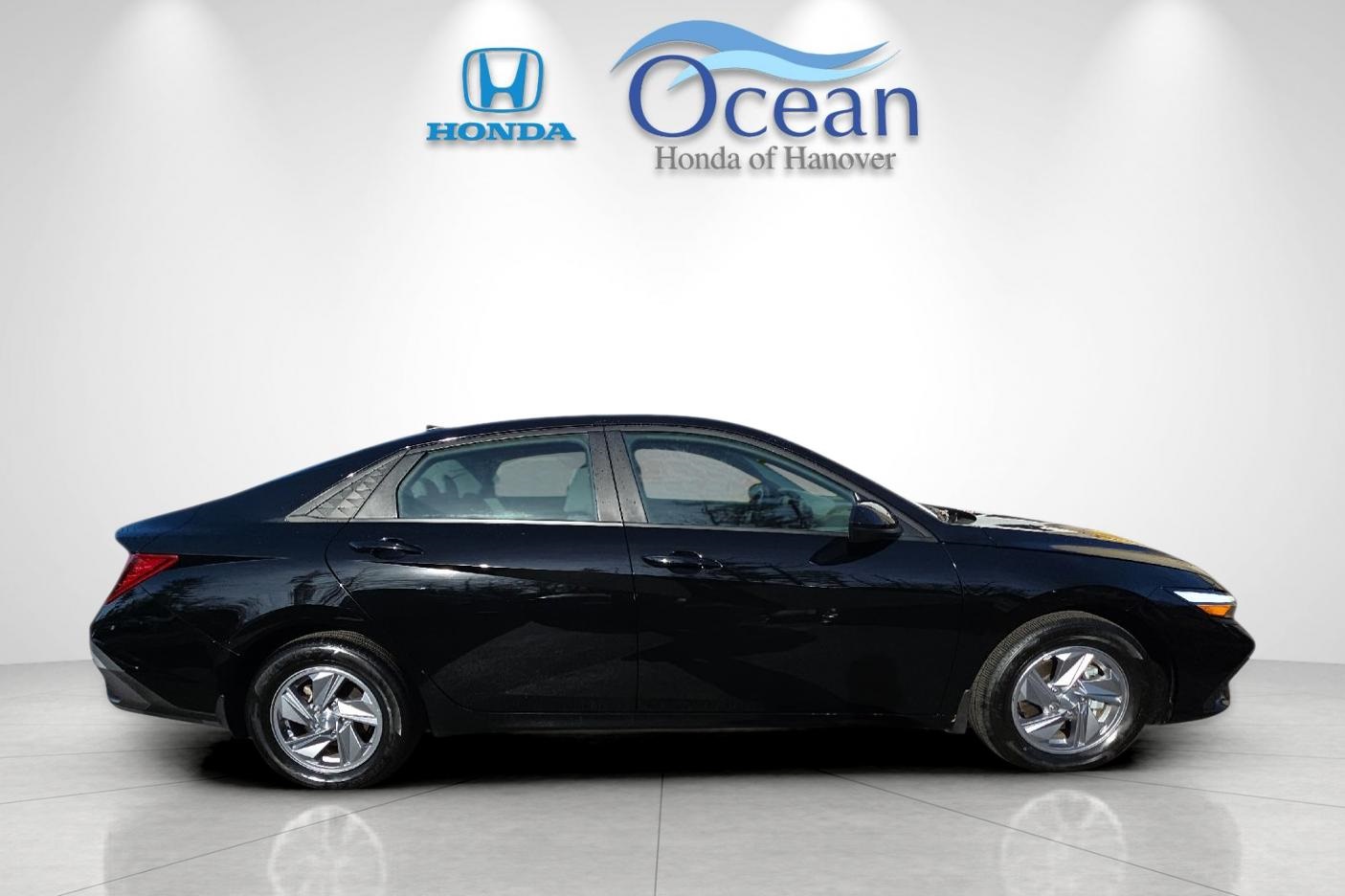 2024 Hyundai Elantra SE photo 2