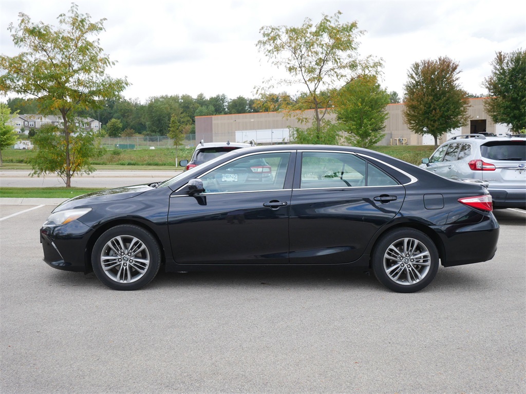 2016 Toyota Camry SE photo 4