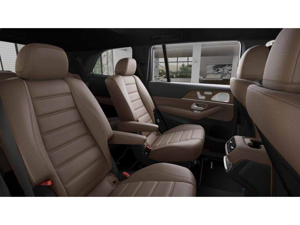2025 Mercedes Benz GLS 450 4MATIC photo 4