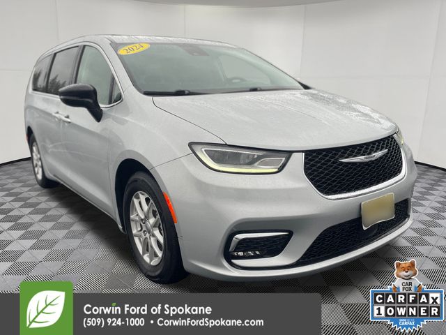 2024 Chrysler Pacifica Touring L's photo