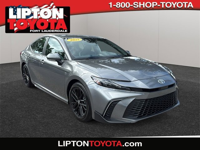 2025 Toyota Camry SE's photo