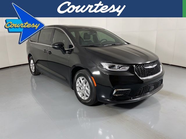 2025 Chrysler Pacifica Select's photo