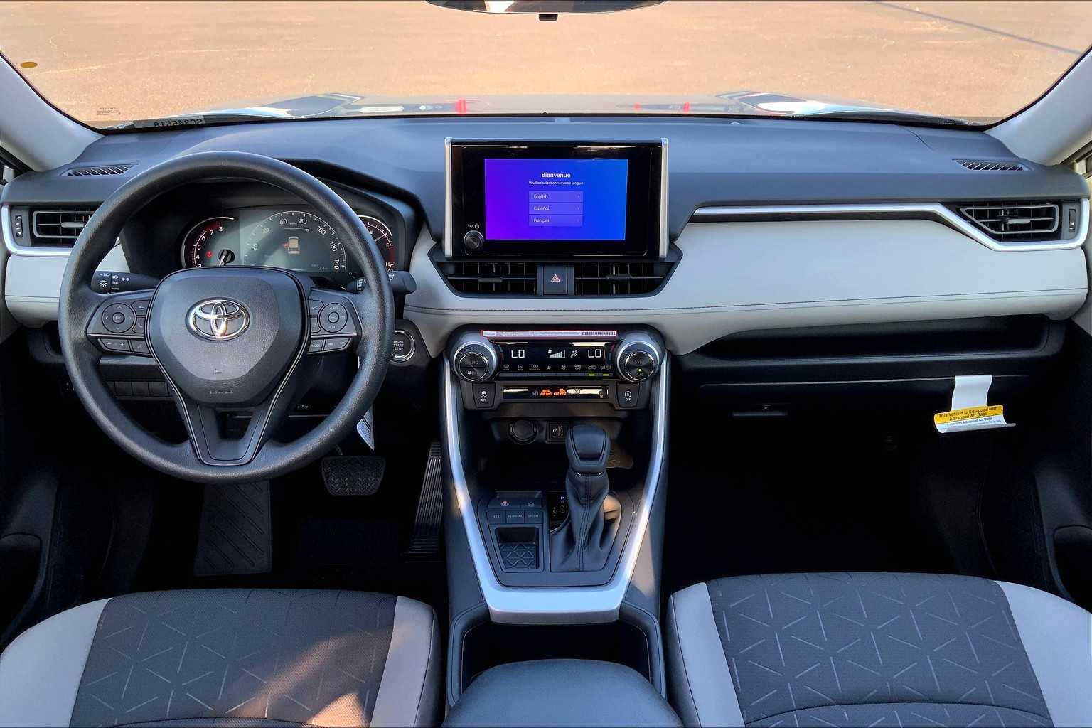 2025 Toyota RAV4 XLE photo 4