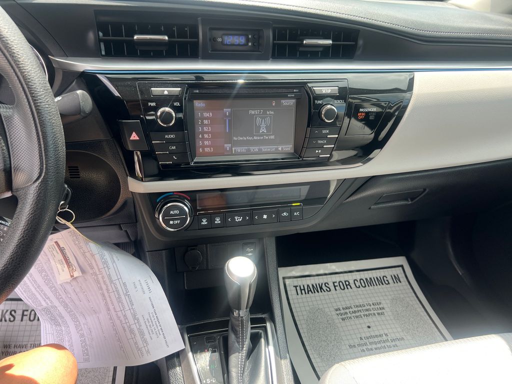 2014 Toyota Corolla LE photo 18