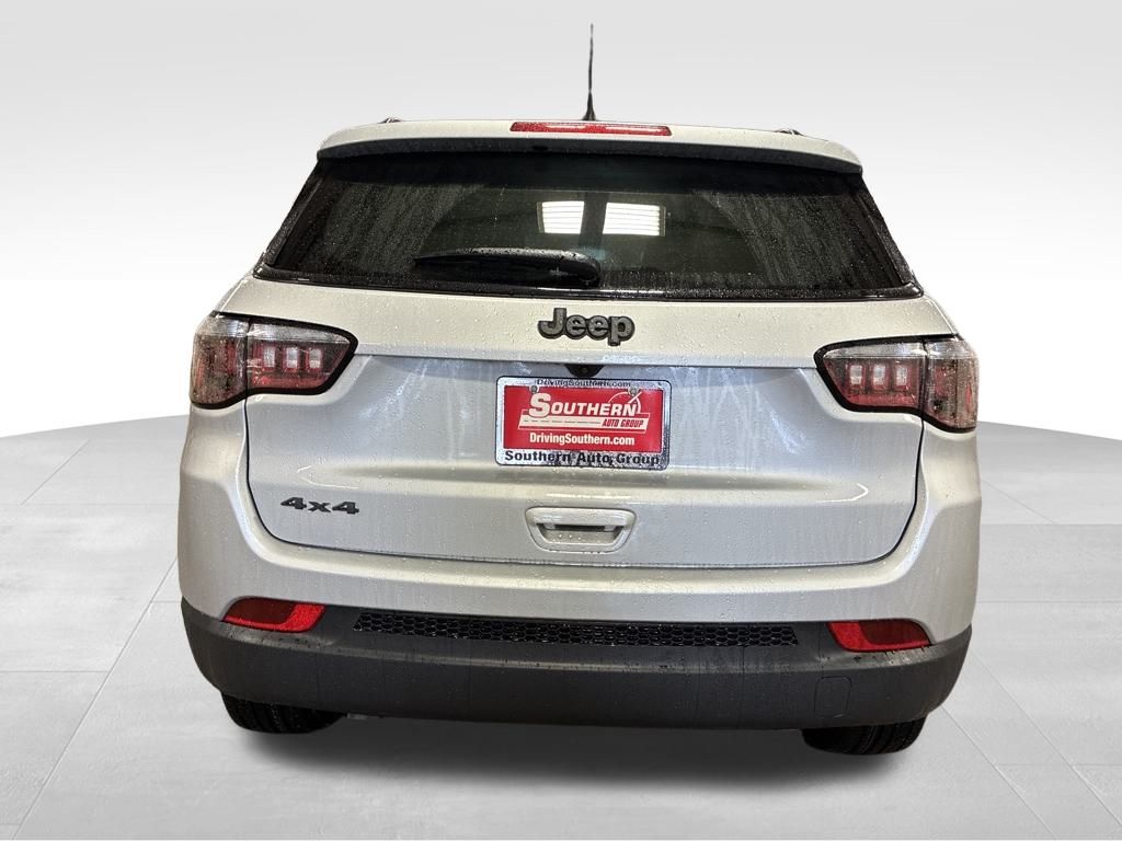 2025 Jeep Compass Latitude photo 4