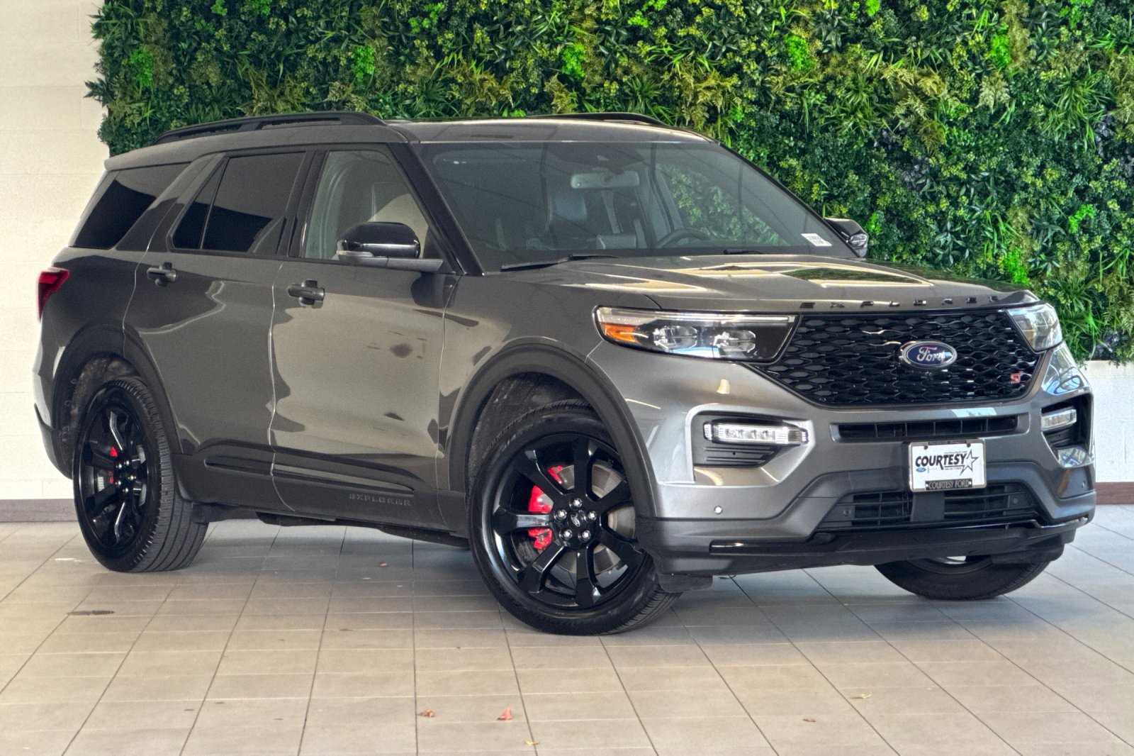 2023 Ford Explorer ST's photo
