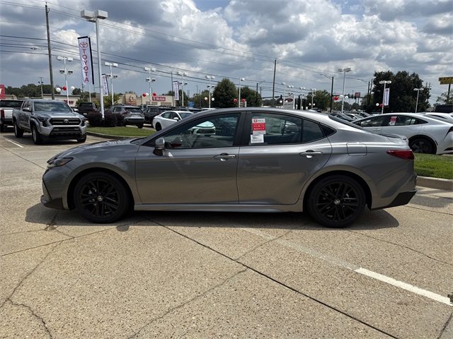 2025 Toyota Camry SE photo 4