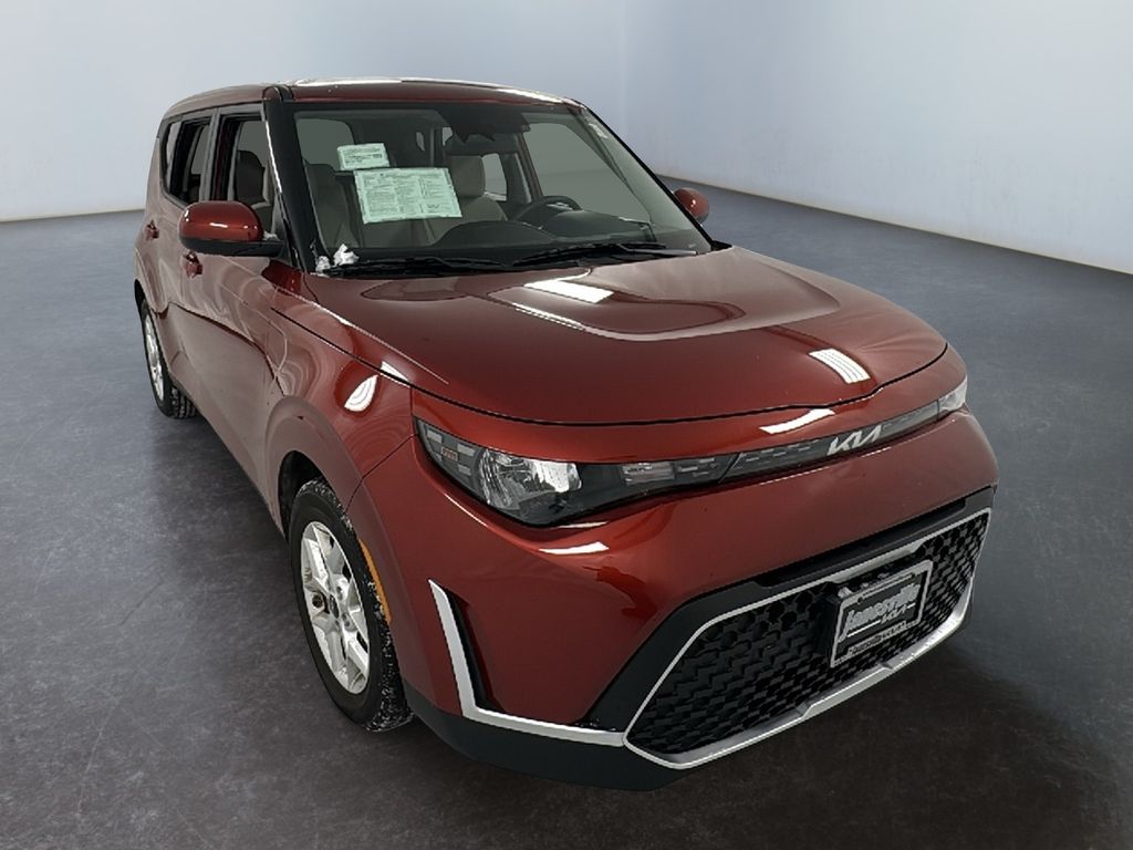 2025 Kia Soul LX's photo