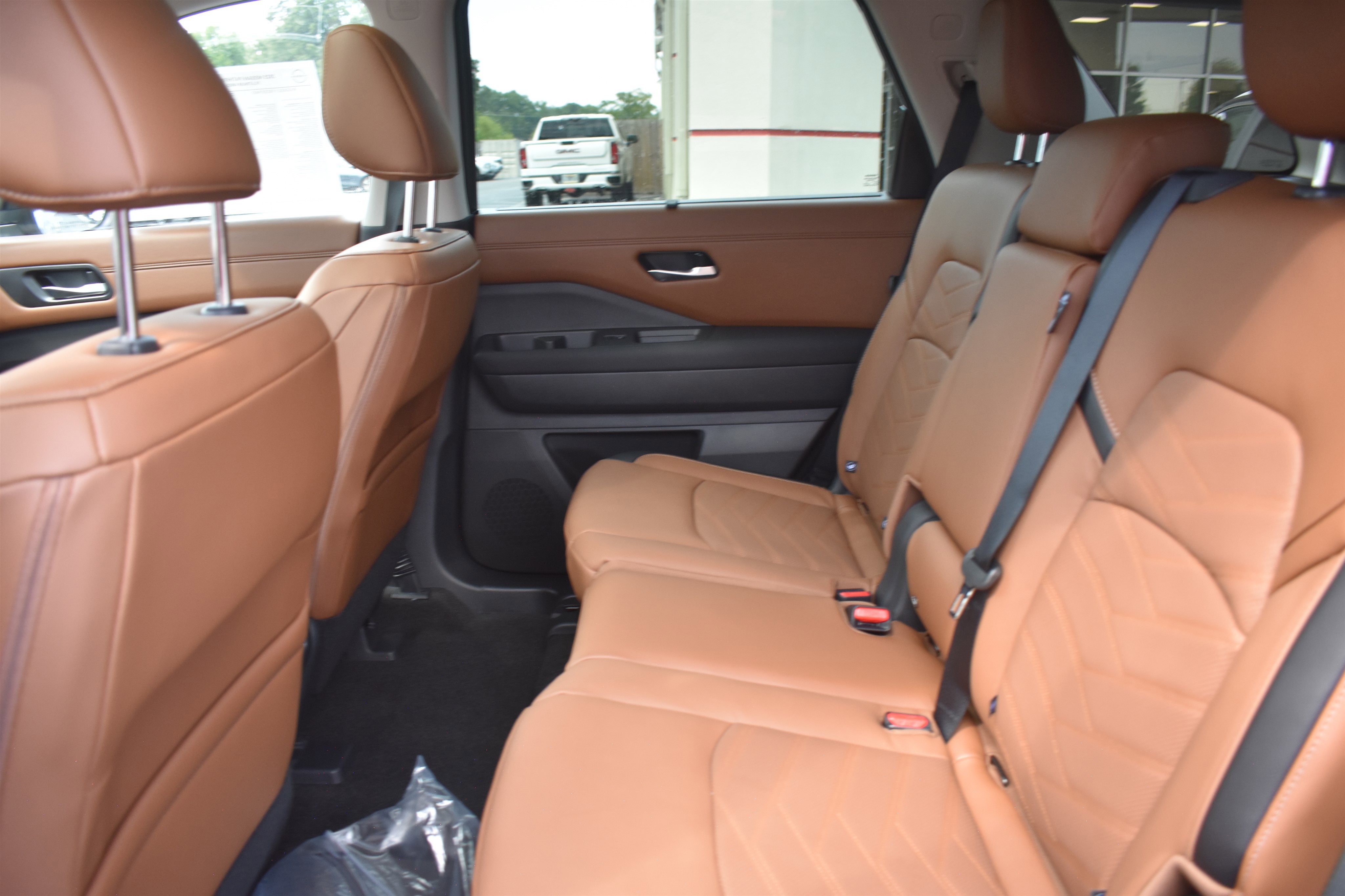 2025 Nissan Pathfinder Platinum photo 5