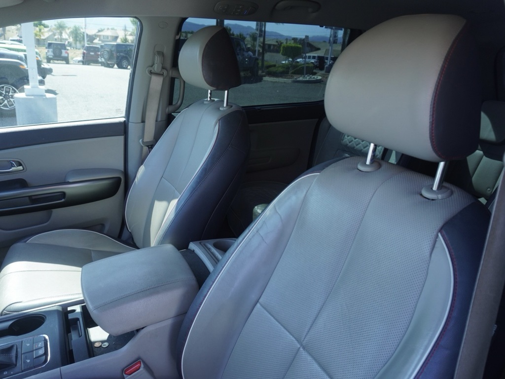 2017 Kia Sedona LX photo 19