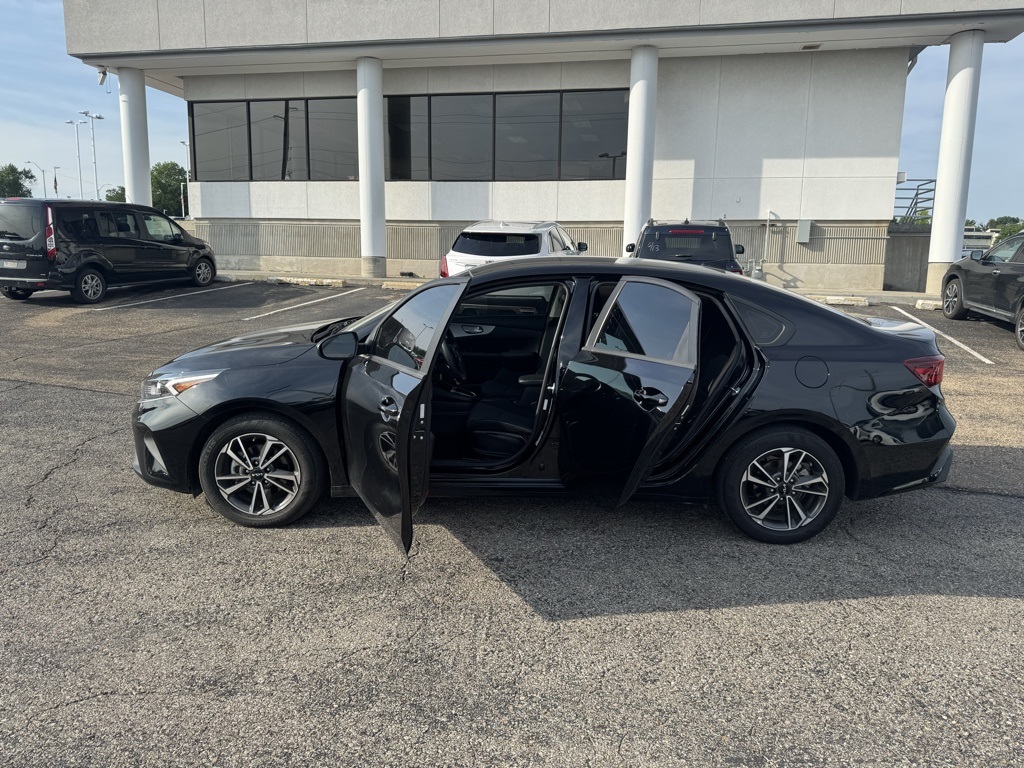 2023 Kia Forte LXS photo 4