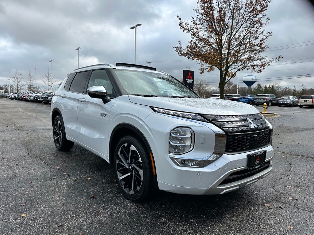 2025 Mitsubishi Outlander PHEV photo 3