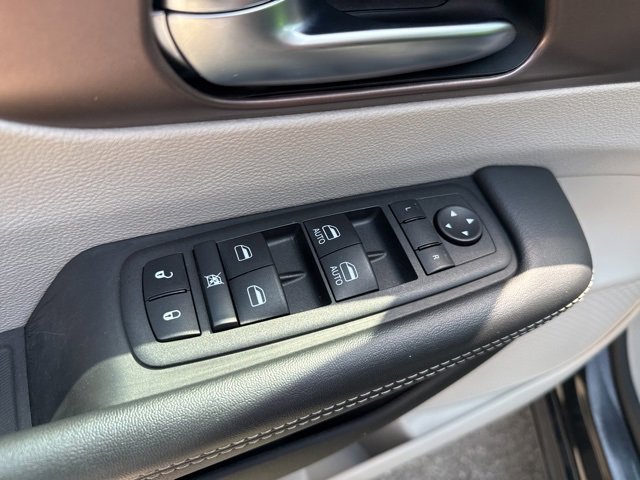 2023 Chrysler Voyager LX photo 18