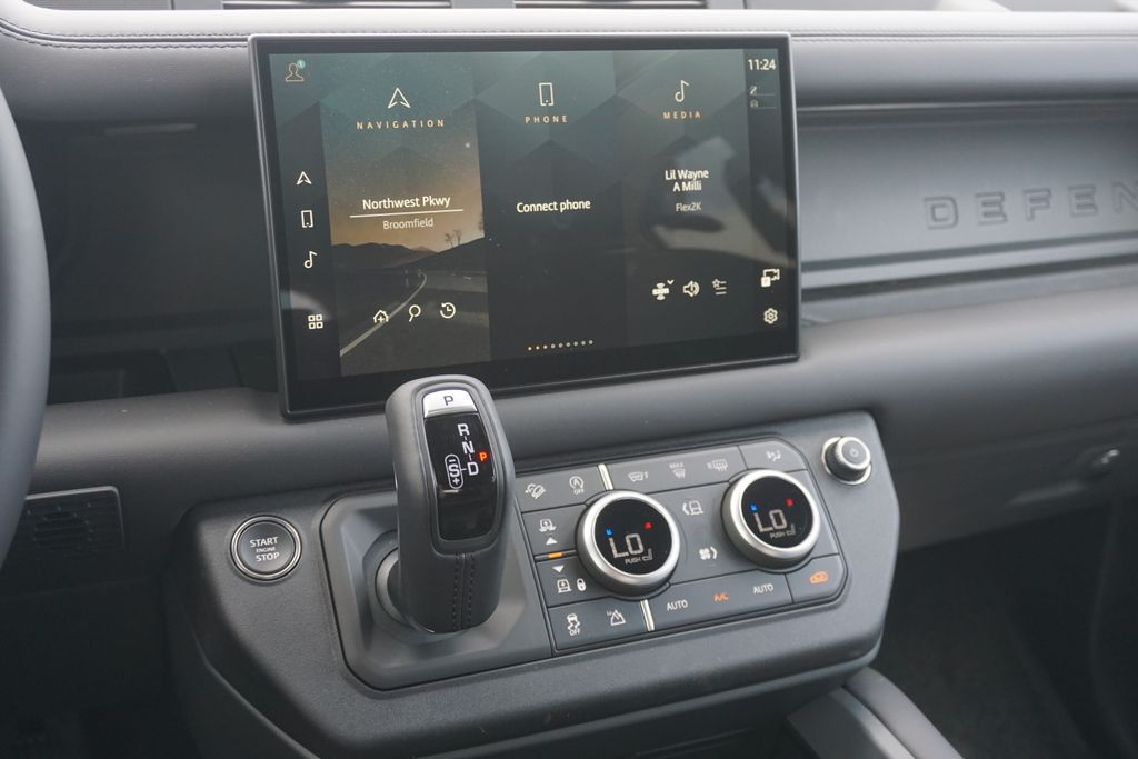 2025 Land Rover Defender 130 X-Dynamic SE photo 14