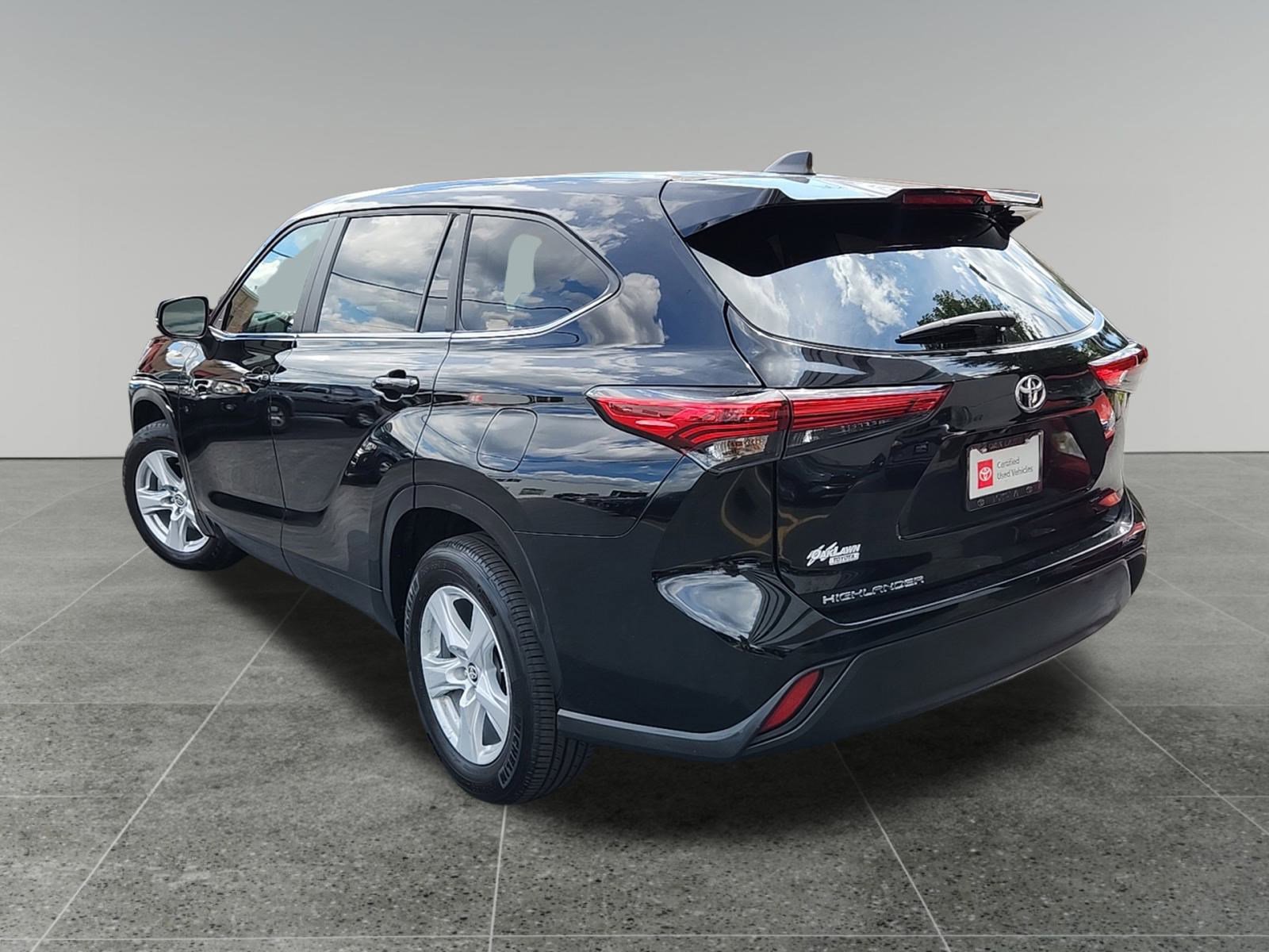 2023 Toyota Highlander L photo 4