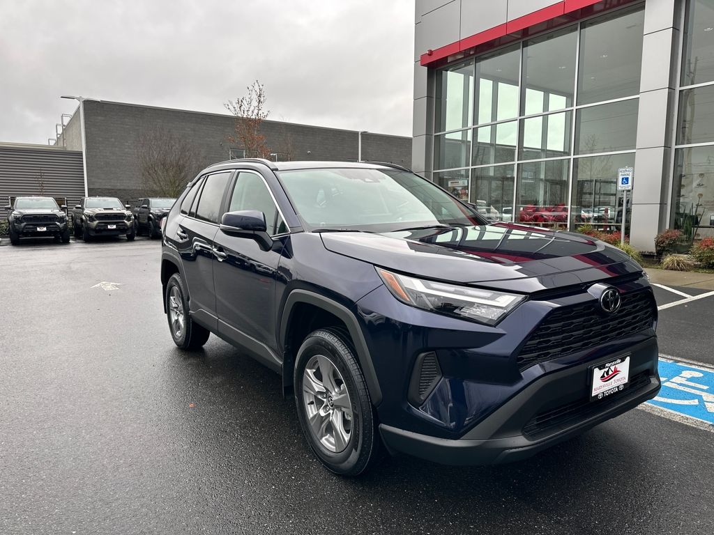 2025 Toyota RAV4 XLE's photo
