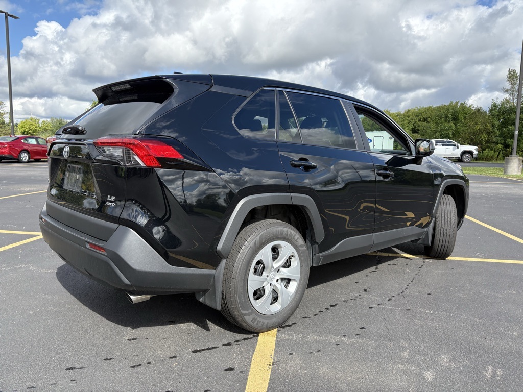 2022 Toyota RAV4 LE photo 6
