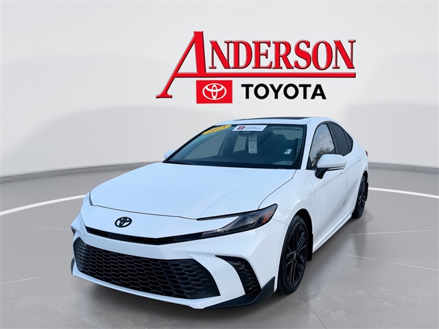 2025 Toyota Camry SE's photo