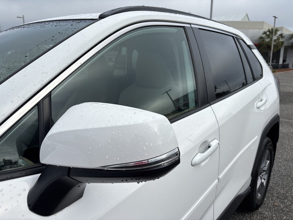 2022 Toyota RAV4 XLE photo 9