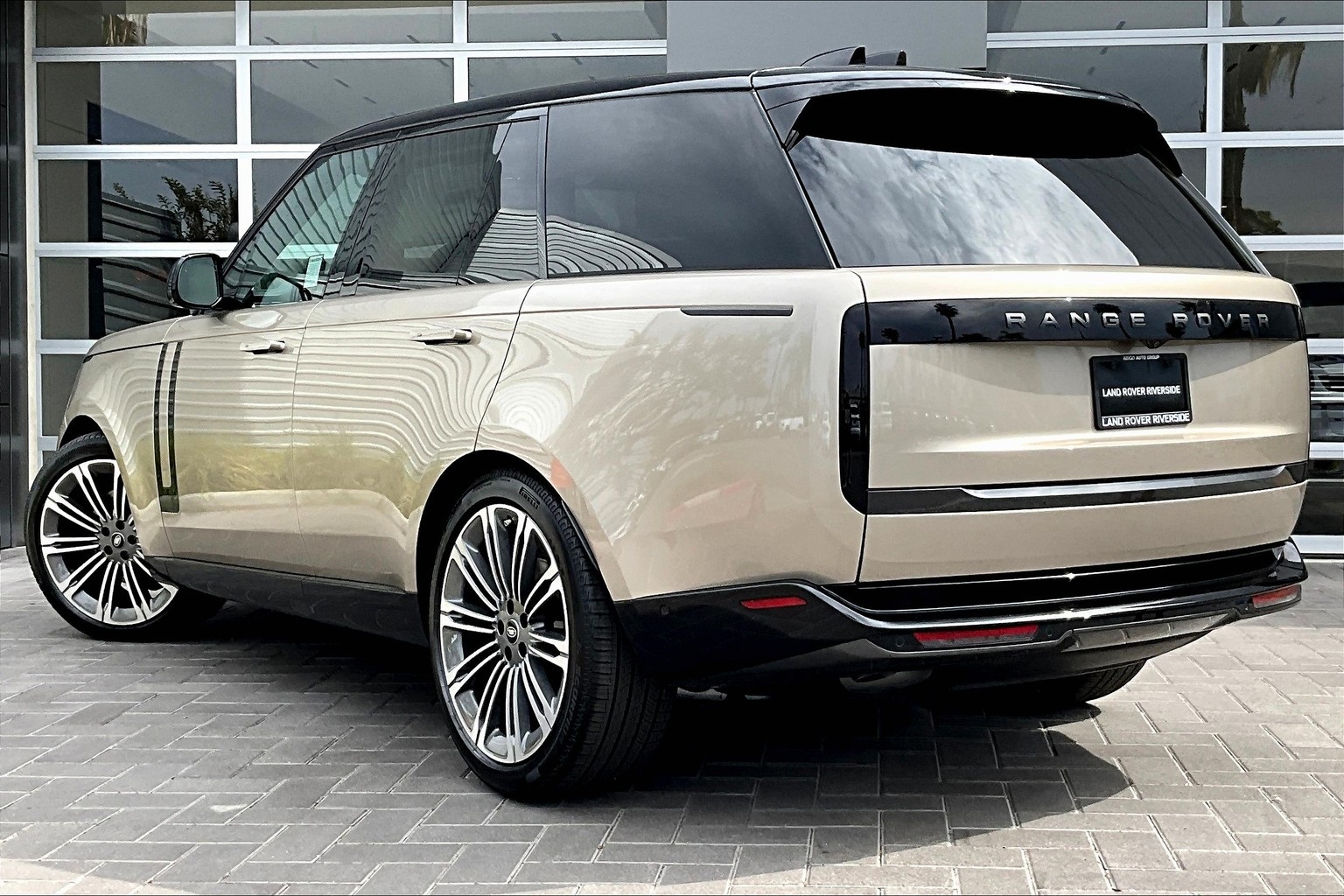 2025 Land Rover Range Rover SE photo 3
