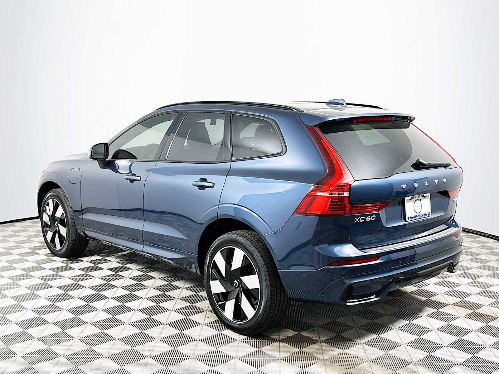 2025 Volvo XC60 T8 Plus photo 5