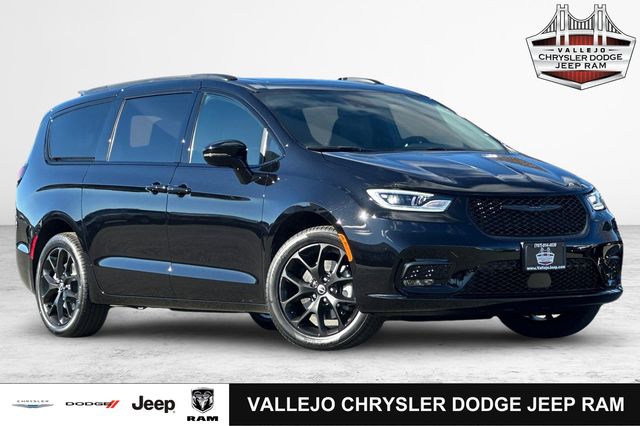 2026 Chrysler Pacifica Select's photo