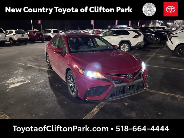 2024 Toyota Camry SE's photo