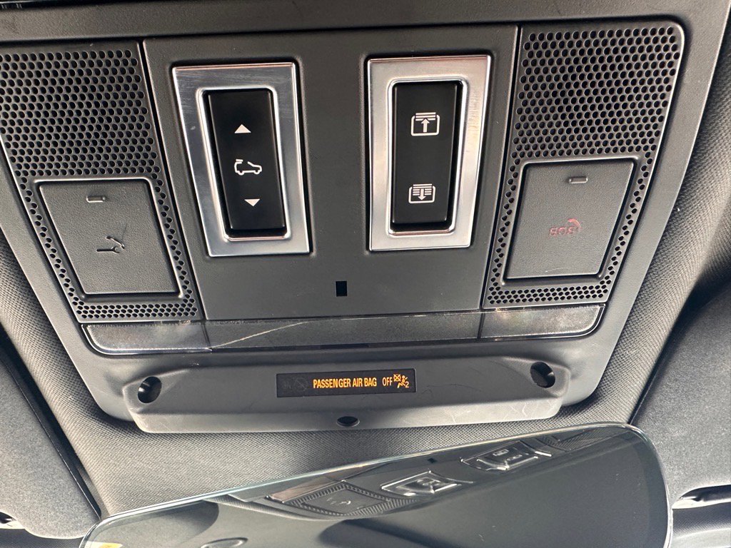 2023 Land Rover Defender 130 X-Dynamic SE photo 27