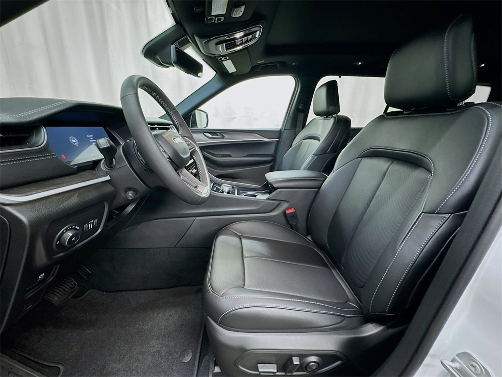 2025 Jeep Grand Cherokee Limited photo 15