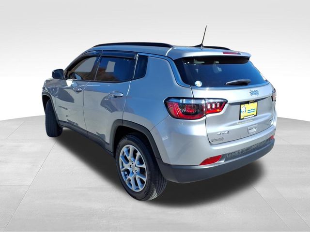 2022 Jeep Compass Latitude Lux photo 3