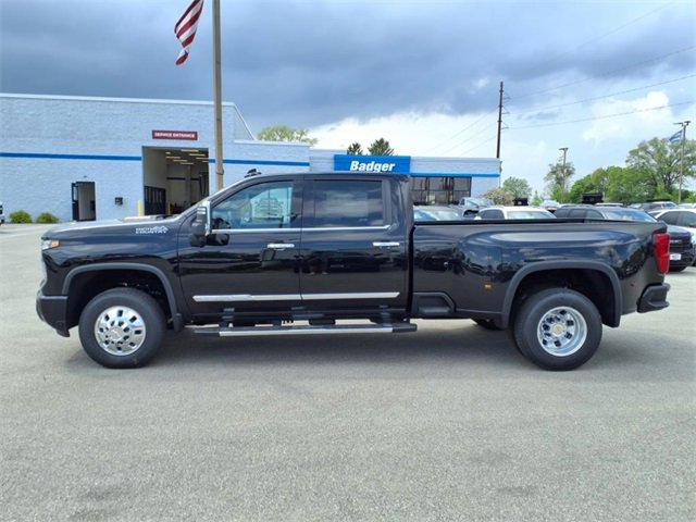 2025 Chevrolet Silverado 3500HD High Country photo 2