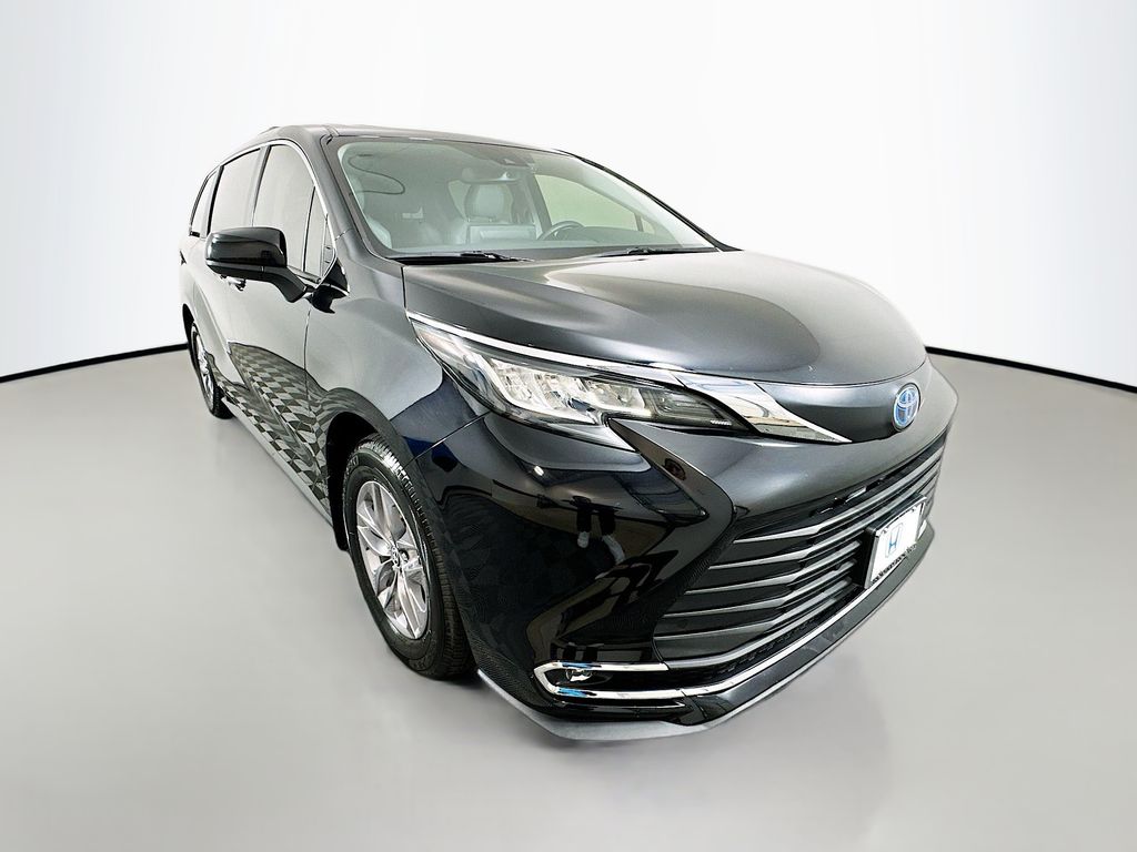 2023 Toyota Sienna XLE photo 3