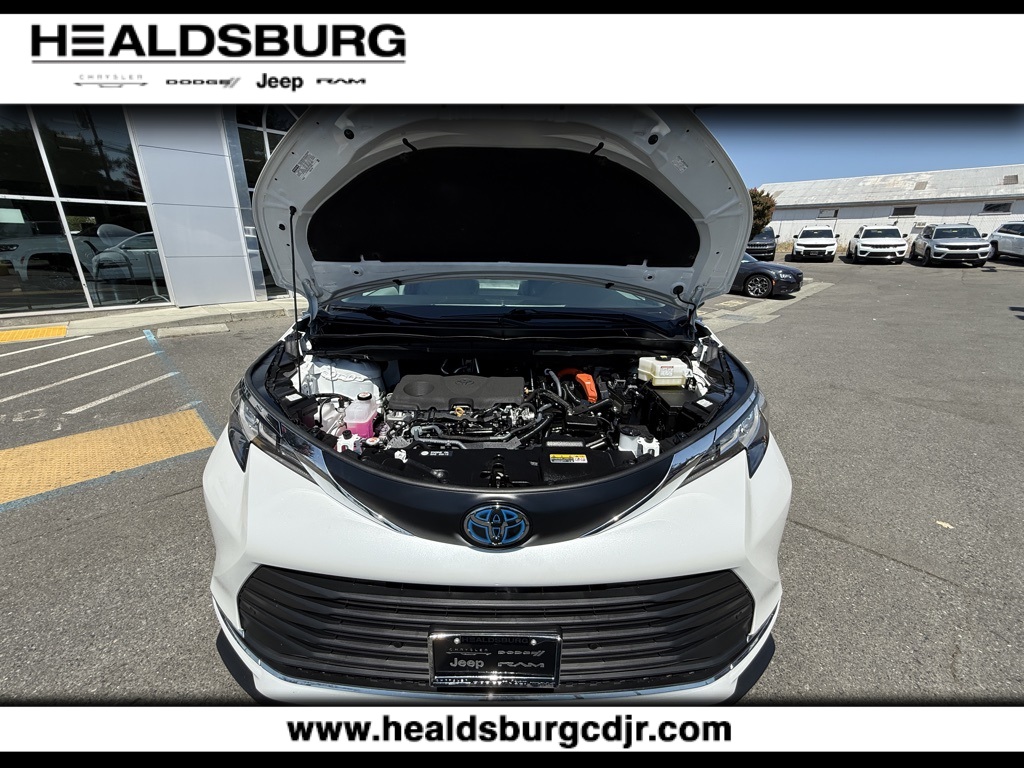 2023 Toyota Sienna XLE photo 23