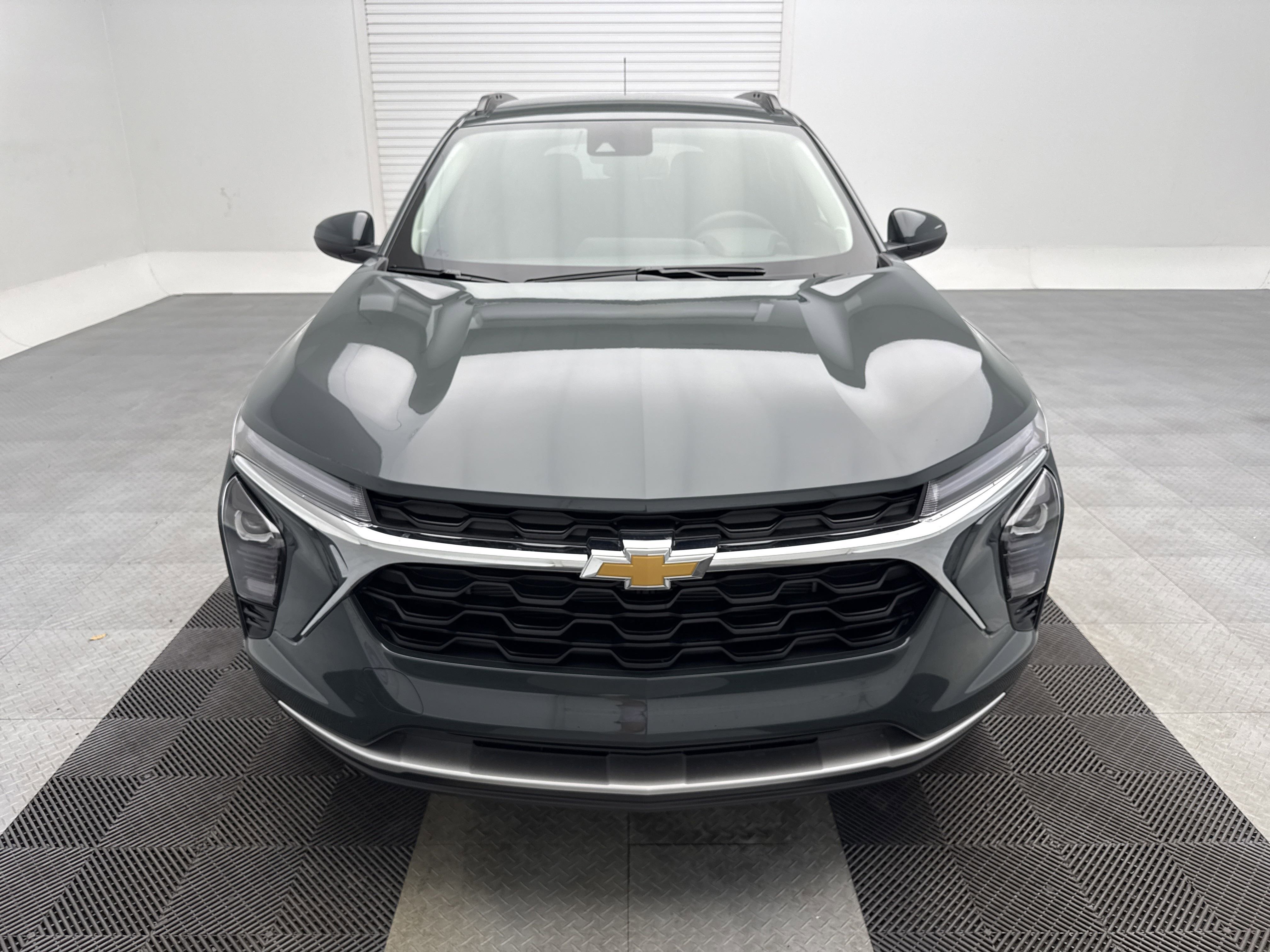 2025 Chevrolet Trax LT photo 2