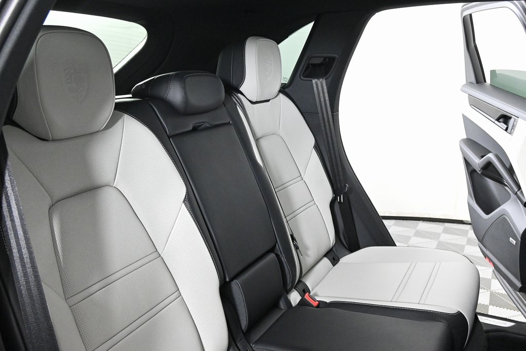 2025 Porsche Cayenne photo 22