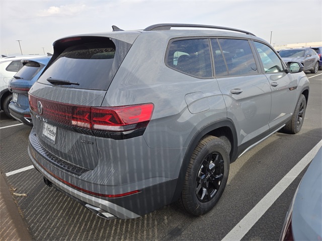 2025 Volkswagen Atlas SE Technology Peak Edition photo 4