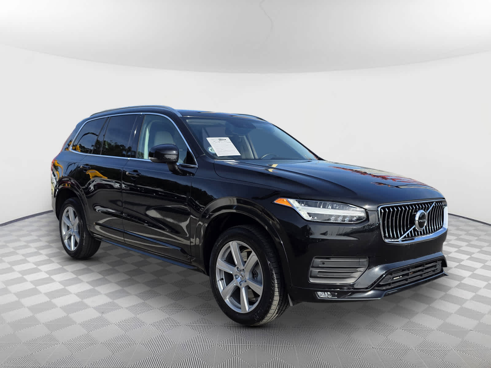 2022 Volvo XC90 Momentum's photo