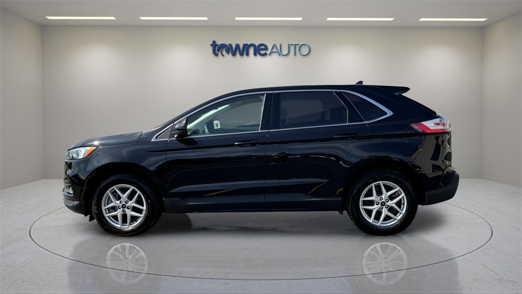 2022 Ford Edge SEL photo 2
