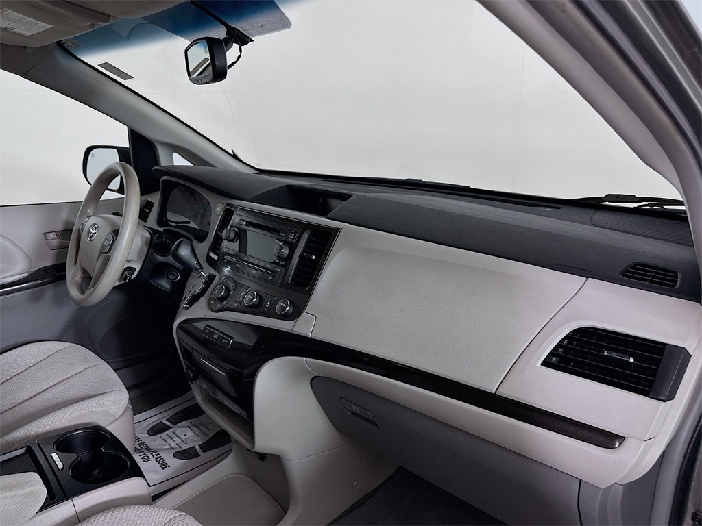 2011 Toyota Sienna LE photo 27