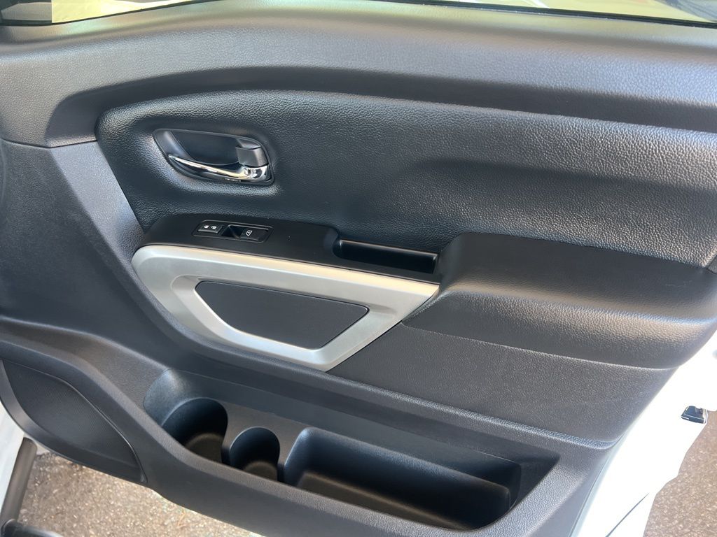 2024 Nissan Titan Crew Cab photo 16