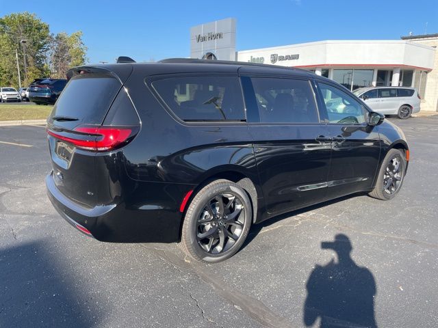 2026 Chrysler Pacifica photo 2